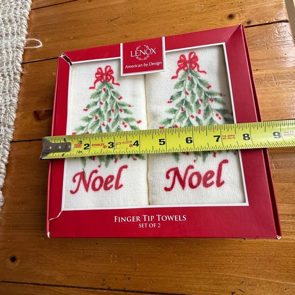 The Lenox American By Design Finger Tip Holiday Holly Towel Set of 2
